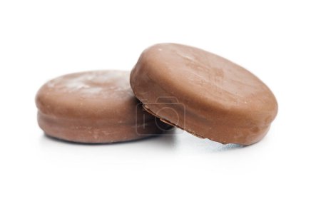Eine Nahaufnahme von mit Schokolade überzogenen Keksen auf isoliertem weißem Hintergrund