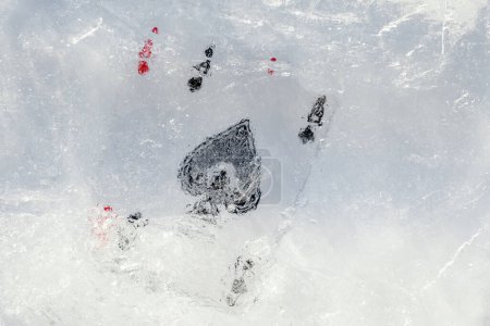 Foto de Ace playing cards frozen in ice under water. Ace of hearts and ace of spades - Imagen libre de derechos