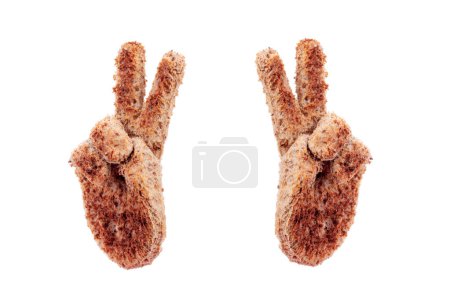 Téléchargez les photos : Deux mains de pain signe de paix fabriqué à partir de tranches de pain brun grillé isolé sur fond blanc. Concept et symbole de nourriture amusante - en image libre de droit