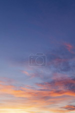Téléchargez les photos : Ciel bleu et nuages roses fond au coucher du soleil - en image libre de droit