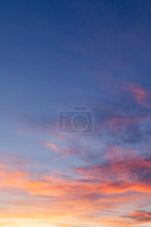Téléchargez les photos : Ciel bleu et nuages roses fond au coucher du soleil - en image libre de droit