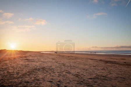 Téléchargez les photos : Incroyable plage de sable fin et le littoral au coucher du soleil à Brancaster dans le nord de l'Angleterre Norfolk - en image libre de droit