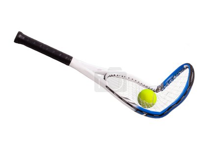 Téléchargez les photos : Raquette de tennis cassée avec balle de tennis passant par les cordes sur un fond noir - en image libre de droit
