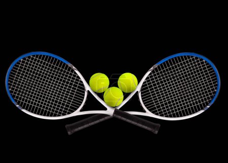 Téléchargez les photos : Deux raquettes de tennis traversant avec des balles de tennis jaunes isolées sur un fond noir - en image libre de droit