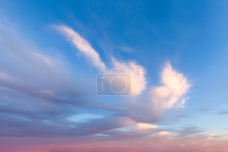 Téléchargez les photos : Beaux nuages tordus avec fond rose et bleu - en image libre de droit