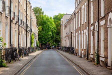 Téléchargez les photos : Cambridge UK, Fitzwilliam street. Architecture avec vélos poussants enchaînés à des balustrades. Maisons de ville sur une route sans issue - en image libre de droit