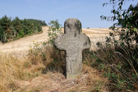 Téléchargez les photos : La croix de conciliation sur une route près du Protivec a été construite vers 1571 en mémoire des meurtres du boucher Johan Klyrz par les voleurs - en image libre de droit
