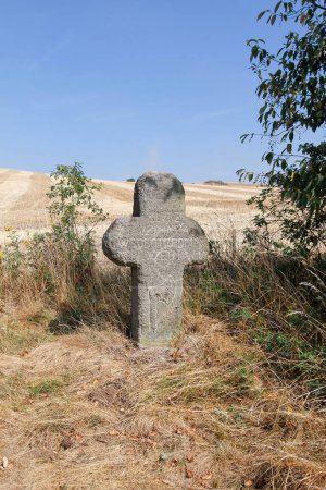 Téléchargez les photos : La croix de conciliation sur une route près du Protivec a été construite vers 1571 en mémoire des meurtres du boucher Johan Klyrz par les voleurs - en image libre de droit