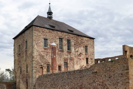 Castillo de Tocnik construido por el rey Wenceslao IV. en los años 1398-1401, que sirvió como su residencia representativa.