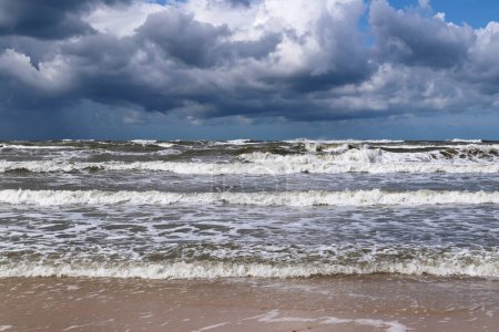 Mer agitée et vagues sur la côte de la mer Baltique dans le parc national Slovincian, Smoldzino, Pologne
