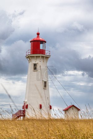 Die Anse a la Cabane, oder Millerand Leuchtturm von Havre Aubert, auf der Iles de la Madeleine, oder die Magdaleneninseln, Kanada. Dies ist der höchste und älteste funktionierende Leuchtturm des Archipels.