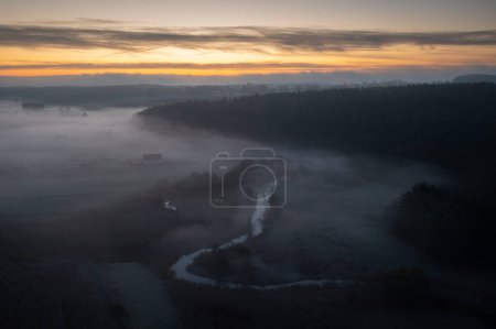 Foto de El río Radunia serpentea al amanecer, Kashubia. Polonia - Imagen libre de derechos
