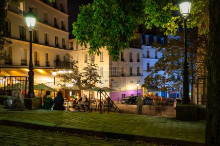 Téléchargez les photos : Paris, France - 16 septembre 2022 : Touristes dans les rues de Montmartre - le quartier historique de Paris, situé sur la colline du même nom. France - en image libre de droit