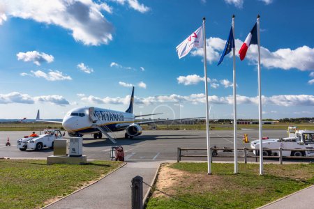 Téléchargez les photos : Paris, France - 18 septembre 2022 : Avion Ryanair en attente d'embarquement à l'aéroport de Beauvais en France. Ryanair est la plus grande compagnie aérienne low cost en Europe. - en image libre de droit