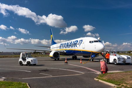 Foto de París, Francia - 18 de septiembre de 2022: Avión Ryanair esperando el embarque en el aeropuerto de Beauvais en Francia. Ryanair es la mayor compañía aérea de bajo coste de Europa. - Imagen libre de derechos