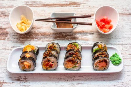 Foto de Set de sushi colorido con palillos en el plato - Imagen libre de derechos
