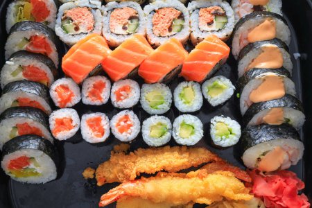 Foto de Set de sushi colorido con jengibre en escabeche y pasta de wasabi - Imagen libre de derechos
