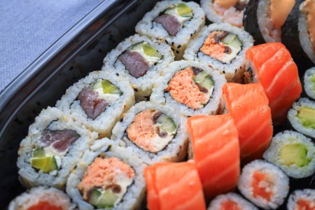 Foto de Set de sushi colorido con jengibre en escabeche y pasta de wasabi - Imagen libre de derechos