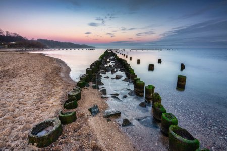 Téléchargez les photos : Lever de soleil sur la plage de la mer Baltique à Babie Doly, Gdynia. Pologne - en image libre de droit