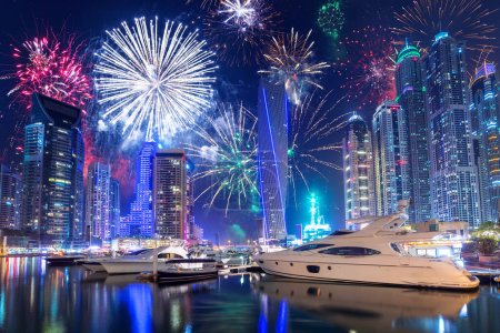Foto de Exhibición de fuegos artificiales de Año Nuevo en Dubai, Emiratos Árabes Unidos - Imagen libre de derechos
