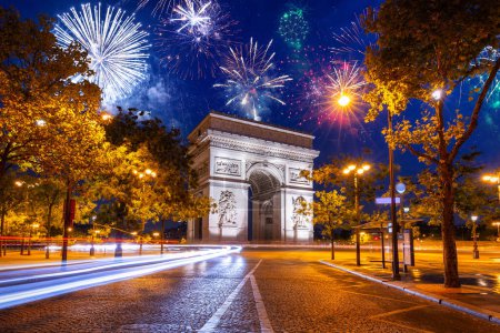 Téléchargez les photos : Exposition de feux d'artifice du Nouvel An sur l'Arc de Triomphe à Paris. France - en image libre de droit