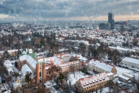 Foto de Paisaje urbano de Gdansk Oliwa durante el invierno nevado, Polonia - Imagen libre de derechos