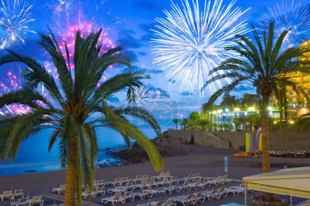 Foto de Los fuegos artificiales de año nuevo se exhiben sobre el paseo atlántico en Taurito, Gran Canaria. España. - Imagen libre de derechos