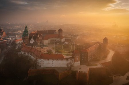 Foto de Foggy sunrise at Wawel Castle in Krakow. Poland - Imagen libre de derechos