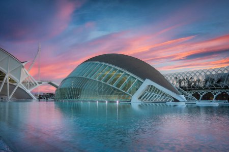 Foto de Valencia, Spain - January 20, 2023: Beautiful sunset over the Hemisferic Planetarium in the City of Arts and Sciences, Valencia. Spain - Imagen libre de derechos