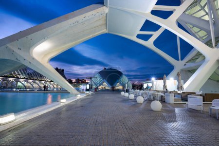Téléchargez les photos : Valencia, Spain - January 20, 2023: The Hemisferic Planetarium in the City of Arts and Sciences at dusk in Valencia. Spain - en image libre de droit