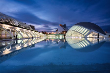 Téléchargez les photos : Valencia, Spain - January 20, 2023: Amazaing modern architecture of Valencia city at dusk. Spain - en image libre de droit
