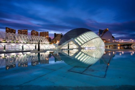 Foto de Valencia, Spain - January 20, 2023: The Hemisferic Planetarium in the City of Arts and Sciences at dusk in Valencia. Spain - Imagen libre de derechos