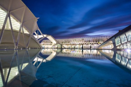 Foto de Valencia, Spain - January 20, 2023: Amazing architecture of the City of Arts and Sciences at dusk in Valencia. Spain - Imagen libre de derechos