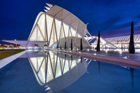 Foto de Valencia, Spain - January 20, 2023: Amazing architecture of the City of Arts and Sciences at dusk in Valencia. Spain - Imagen libre de derechos