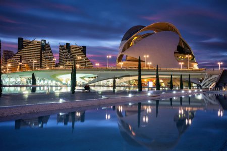 Foto de Valencia, Spain - January 20, 2023: Amazaing modern architecture of Valencia city at dusk. Spain - Imagen libre de derechos