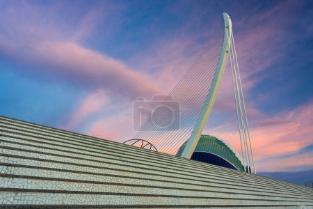 Téléchargez les photos : Beautiful cityscape of Valencia with the steps and bridge at sunset. Spain - en image libre de droit