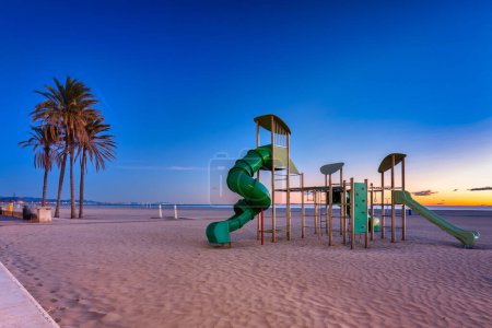 Téléchargez les photos : Public playgraound at Playa de las Arenas beach in Valencia at dawn, Spain. - en image libre de droit