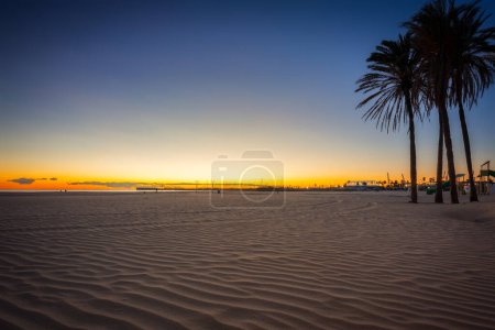 Téléchargez les photos : Playa de las Arenas beach by the Mediterranean Sea in Valencia at sunrise. Spain - en image libre de droit