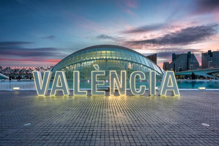 Foto de Valencia, Spain - January 20, 2023: Valencia sign at the City of Arts and Sciences at sunset. Spain - Imagen libre de derechos
