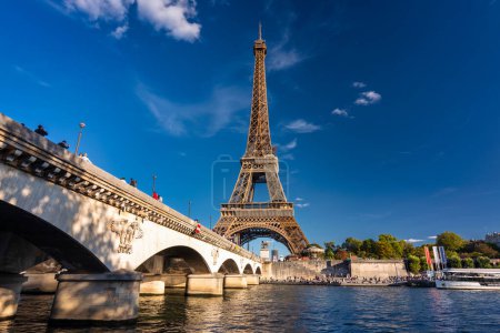 Téléchargez les photos : Paris, France - 17 septembre 2022 : Tour Eiffel au bord de la Seine à Paris en été. France - en image libre de droit