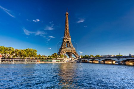 Téléchargez les photos : Tour Eiffel au bord de la Seine à Paris en été. France - en image libre de droit