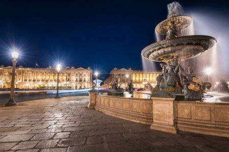 Téléchargez les photos : Paris, France - 17 septembre 2022 : Fontaine des Mers, Place de la Concorde au crépuscule, Paris. France - en image libre de droit