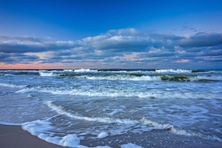 Foto de Hermosa playa del mar Báltico en la península de Hel al atardecer. Polonia - Imagen libre de derechos