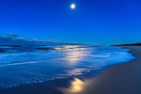 Téléchargez les photos : Belle plage baltique sur la péninsule de Hel avec la pleine lune. Pologne - en image libre de droit
