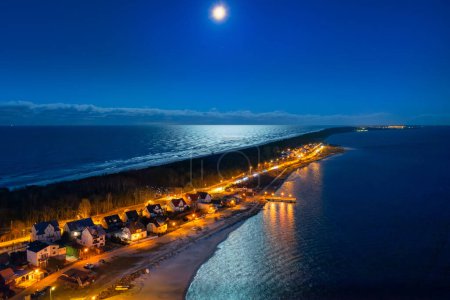 Téléchargez les photos : Kuznica village au bord de la mer Baltique au crépuscule, péninsule de Hel. Pologne - en image libre de droit