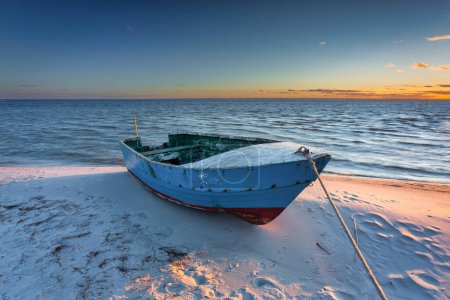 Téléchargez les photos : Belle plage baltique o au coucher du soleil à Kuznica, péninsule de Hel. Pologne - en image libre de droit