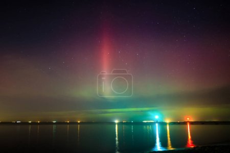 Foto de Increíble aurora sobre el Mar Báltico en Gdansk, Polonia. - Imagen libre de derechos