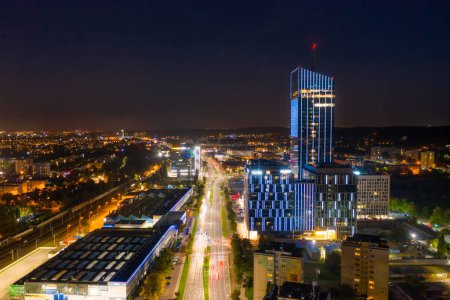 Foto de Gdansk, Polonia - 26 de septiembre de 2021: Arquitectura moderna del rascacielos Olivia Star en Gdansk al atardecer, Polonia. - Imagen libre de derechos