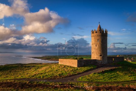 Téléchargez les photos : Château de Doonagore au coucher du soleil, Co. Clare, Irlande - en image libre de droit