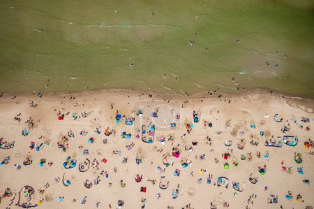 Téléchargez les photos : Paysage aérien de la plage d'été à Leba à la mer Baltique, Pologne. - en image libre de droit